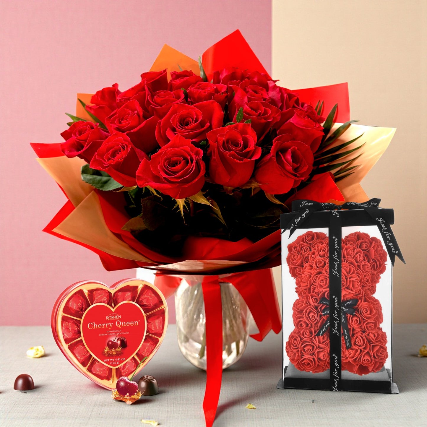 ❤️ Pachet Valentine’s Day Romantic – 21 Trandafiri roșii, bomboane Cherry Queen și ursuleț roșu 25cm