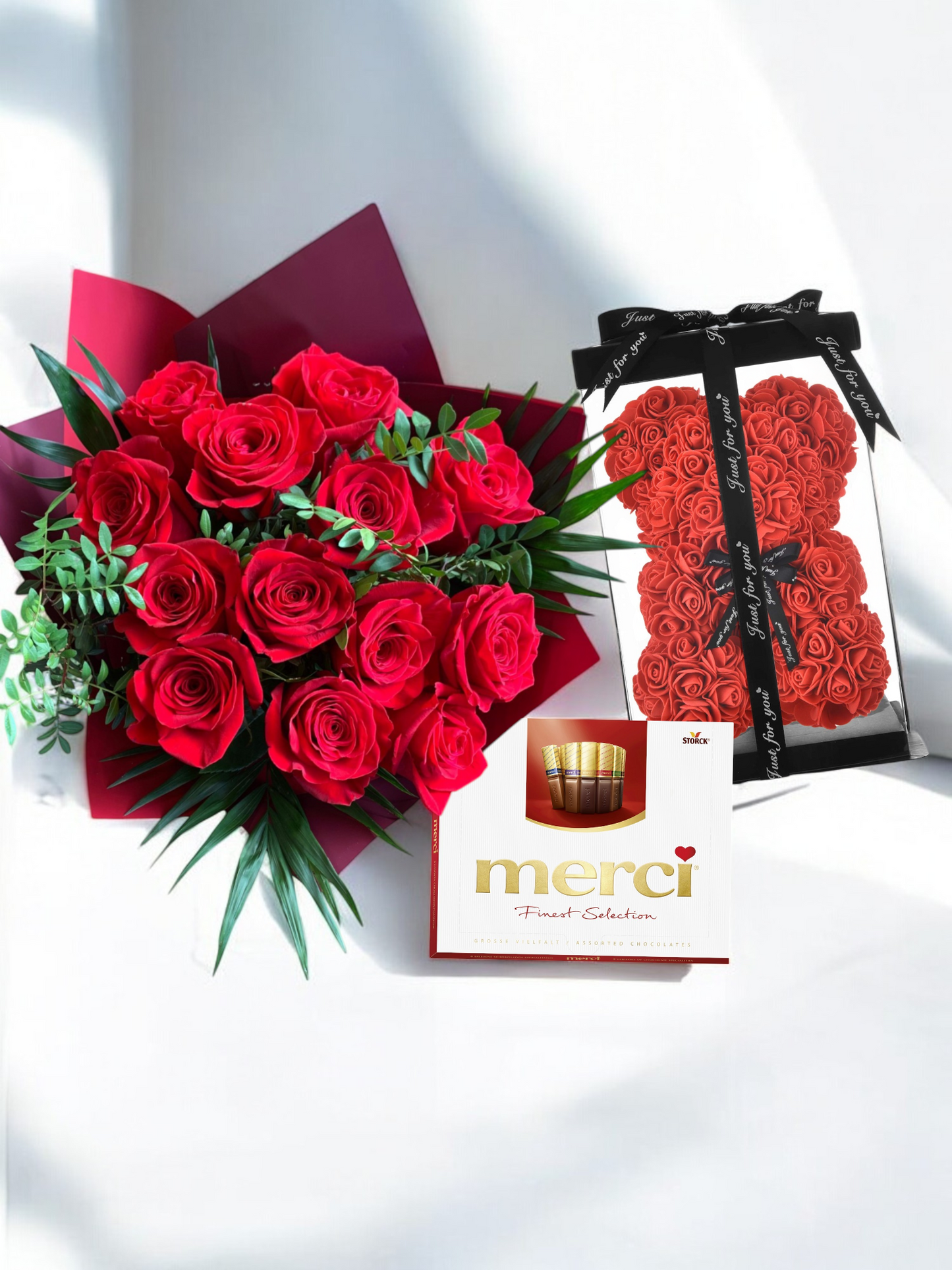 Dragoste Perfectă: 13 Trandafiri, Ursuleț și Bomboane Merci