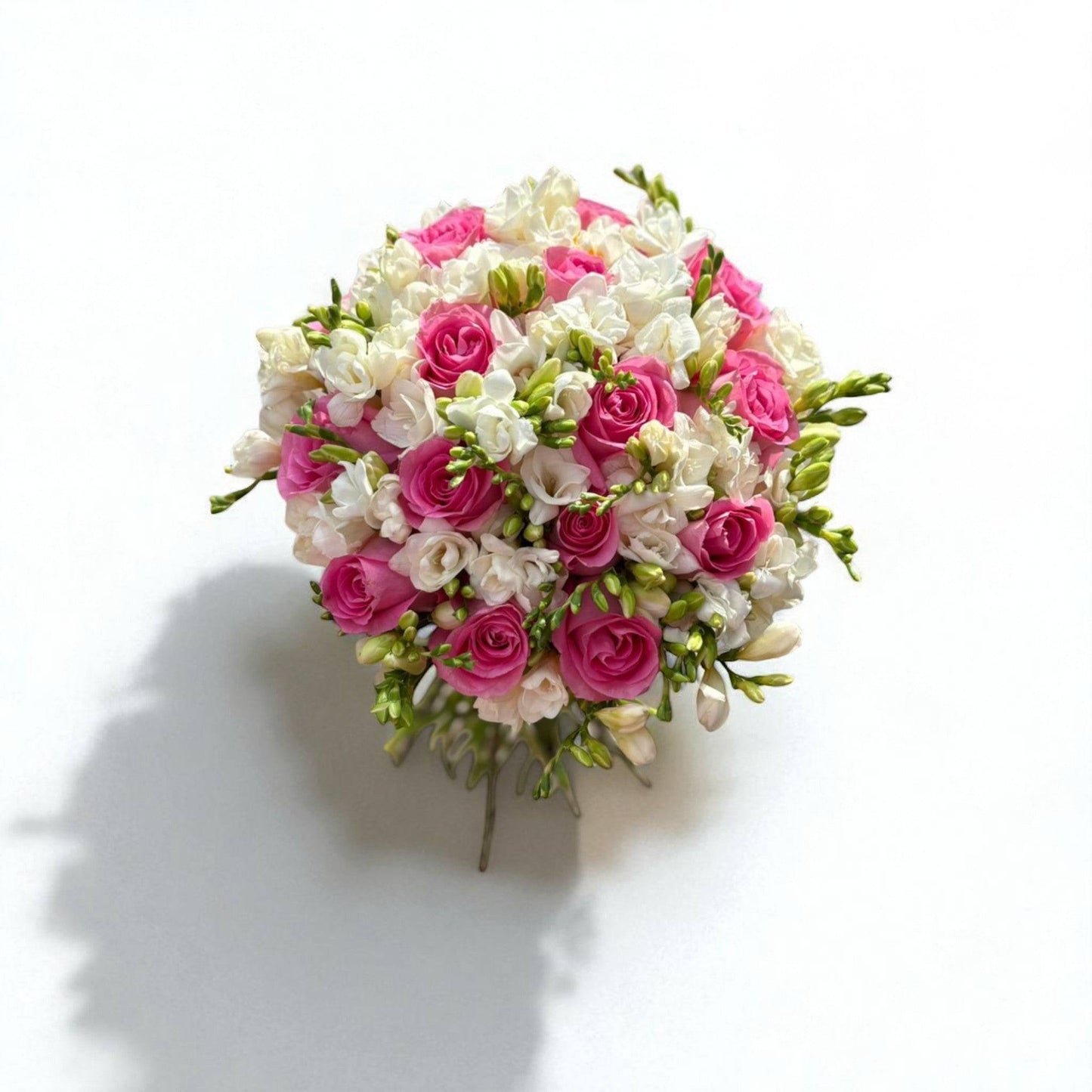 Buchet mireasă cu 15 trandafiri roz și 30 de frezii albe