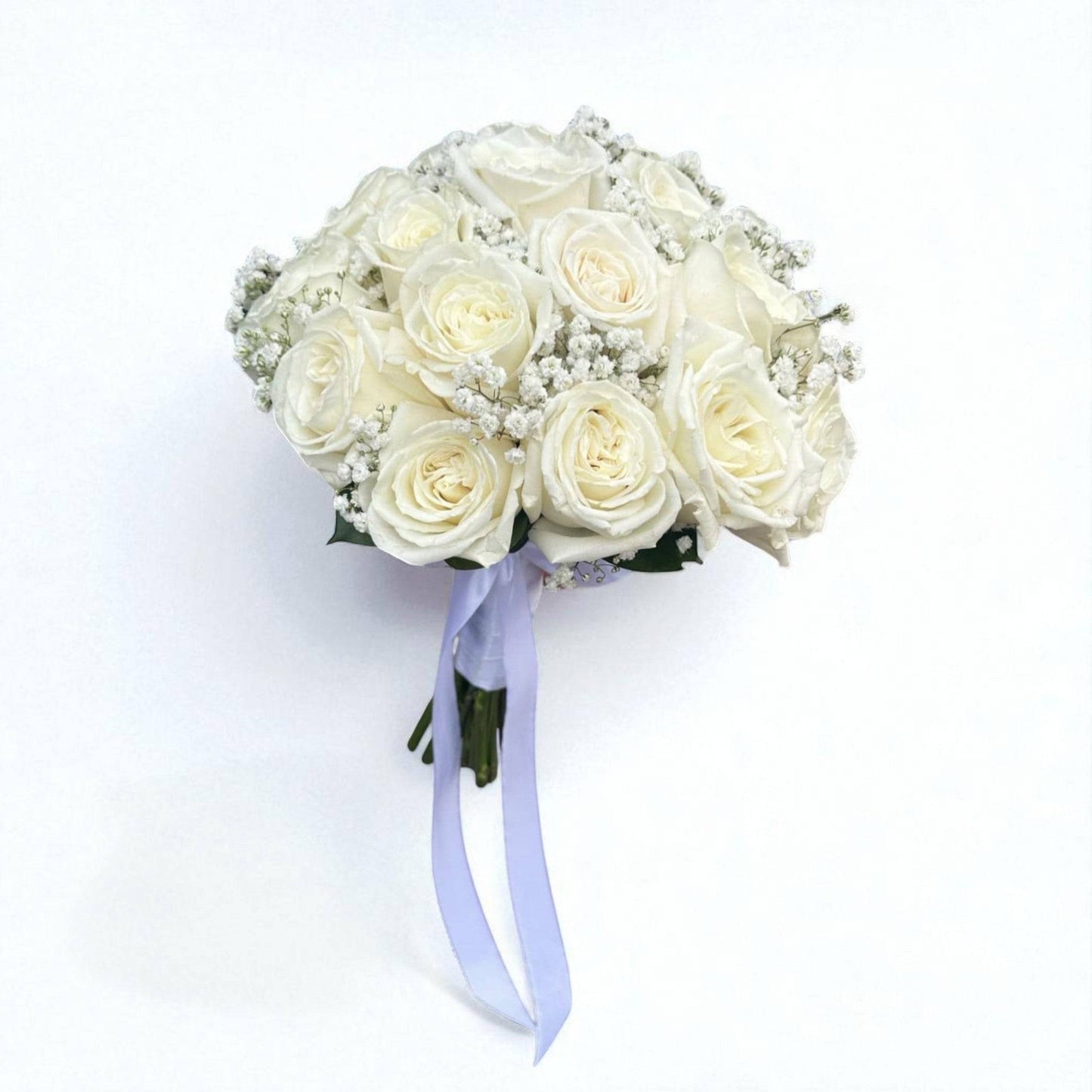 Buchet mireasă cu 15 trandafiri albi și gypsophila – eleganță și puritate pentru ziua nunții