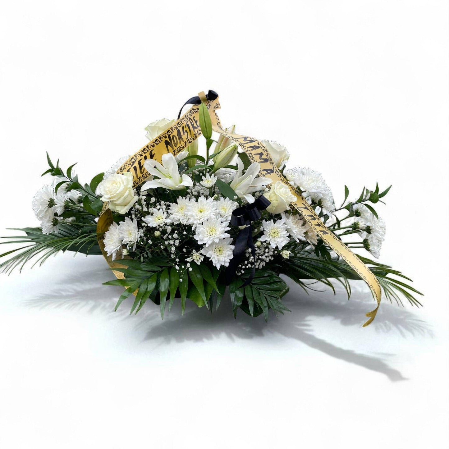 Aranjament funerar cu crini albi, crizanteme, gypsophila și trandafiri