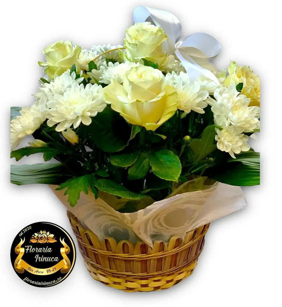 Aranjament floral cu trandafiri și crizanteme albe