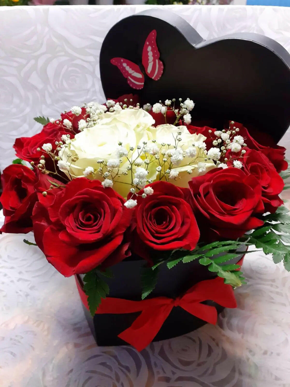 Aranjament elegant cu 13 trandafiri roșii și albi