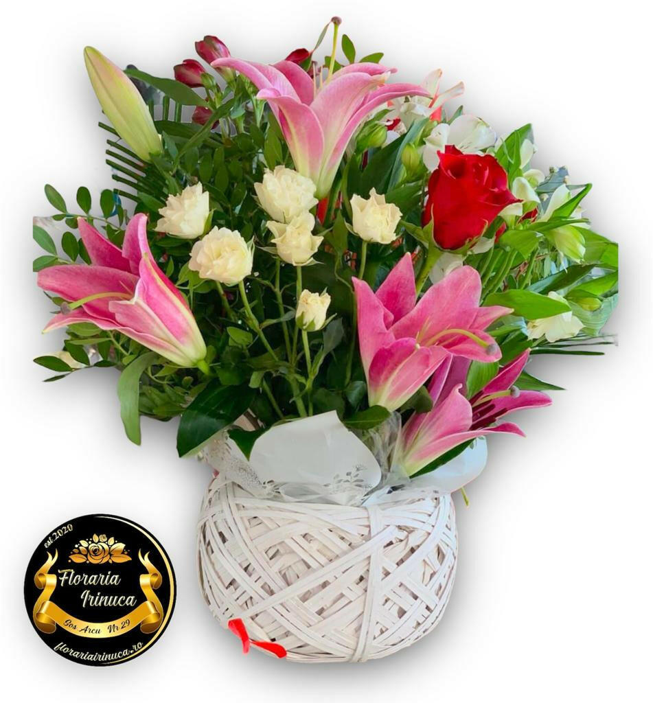 Aranjament de flori elegante cu crini și trandafiri