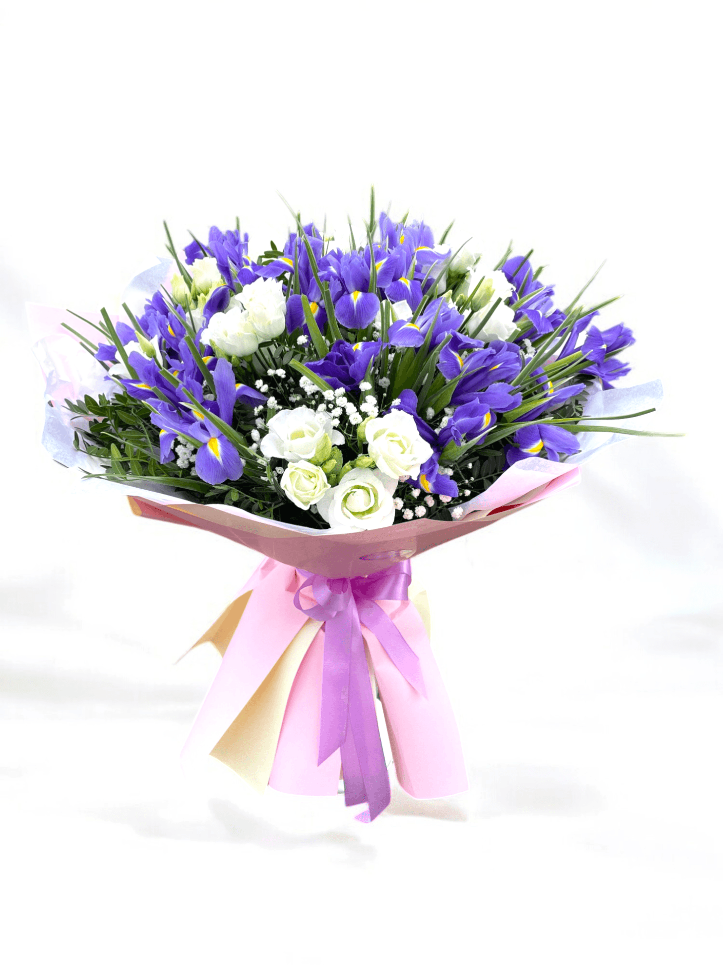 Buchet flori irisi eustoma cu irisi mov și eustoma albe, aranjat cu grijă și legat cu panglică roz. Perfect pentru evenimente festive și surprize.