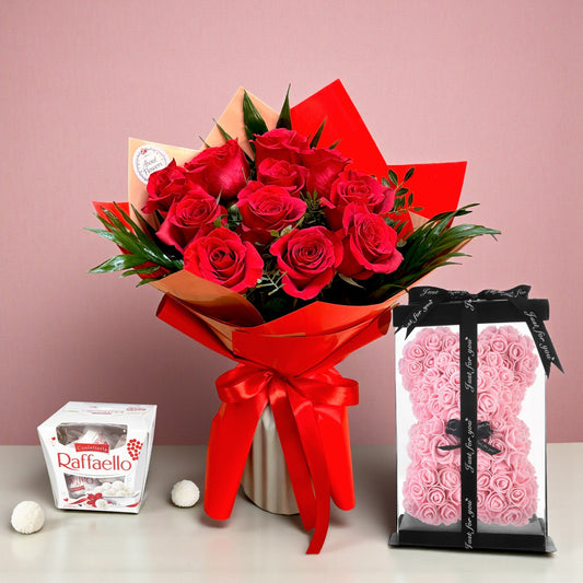 Pachet Valentine’s Day – 11 Trandafiri, Bomboane Raffaello și Ursuleț săpun roz 25 cm