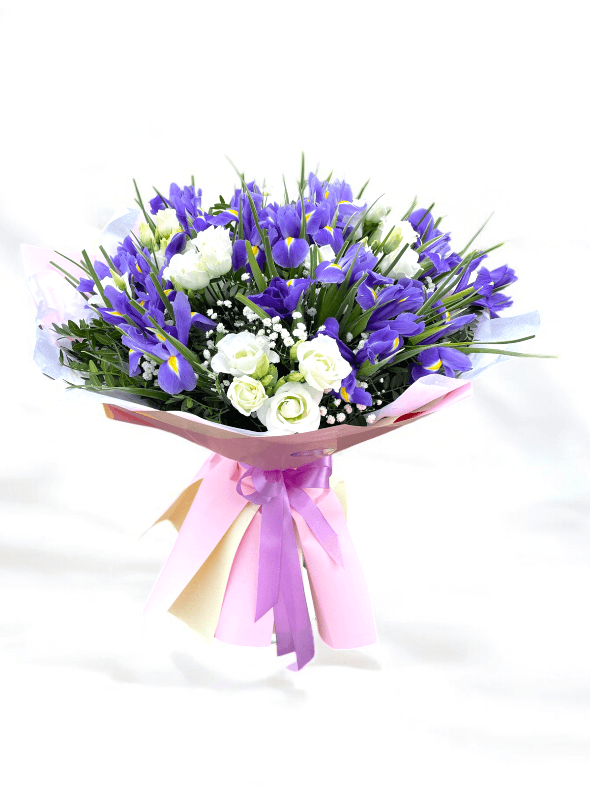Buchet flori irisi eustoma cu 23 irisi și 6 eustoma albe, completat cu verdeață și ambalaj rafinat. Un cadou floral elegant pentru momente speciale.