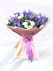 Buchet flori irisi eustoma cu 23 irisi mov și 6 eustoma albe, decorat cu verdeață și ambalaj elegant roz. Ideal pentru cadouri și ocazii speciale.