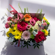 Aranjament floral vibrant cu trandafiri și hortensie