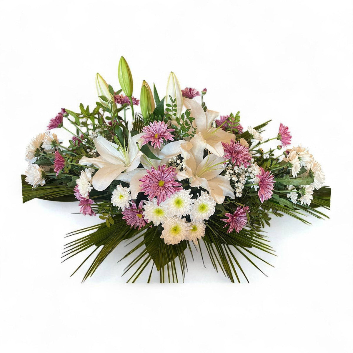 Aranjament funerar cu crini albi, crizanteme, gypsophila și trandafiri
