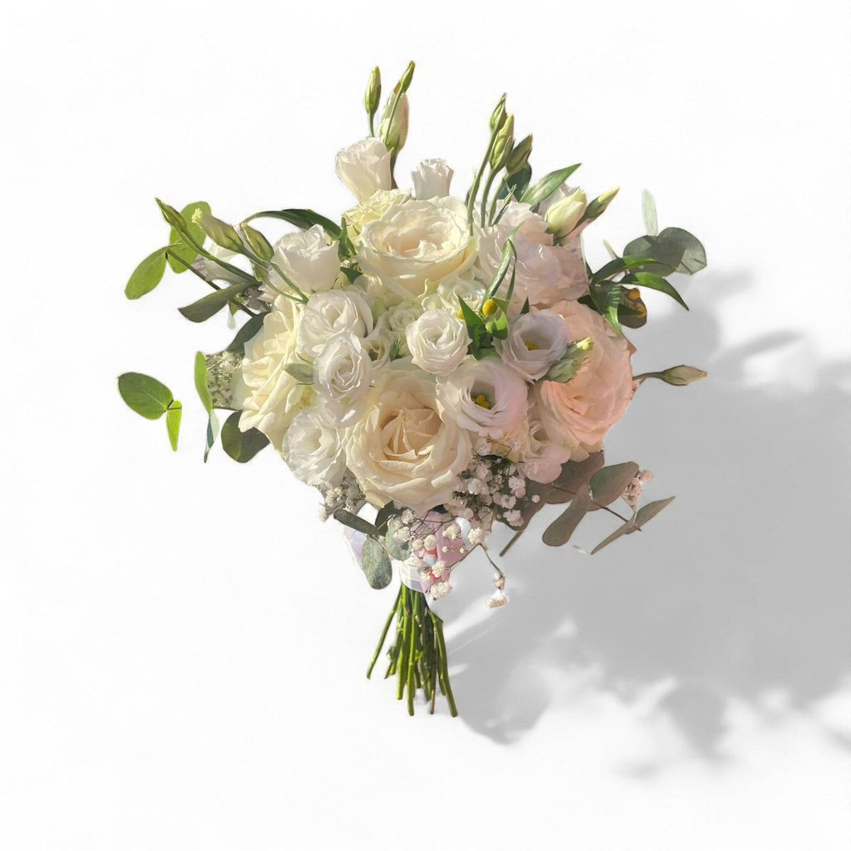 Buchet mireasă cu trandafiri albi, lisianthus și eucalipt – eleganță clasică și prospețime naturală