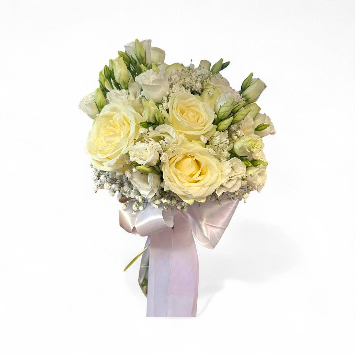 Buchet mireasă cu trandafiri albi, lisianthus și gypsophila