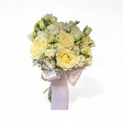Buchet mireasă cu trandafiri albi, lisianthus și gypsophila