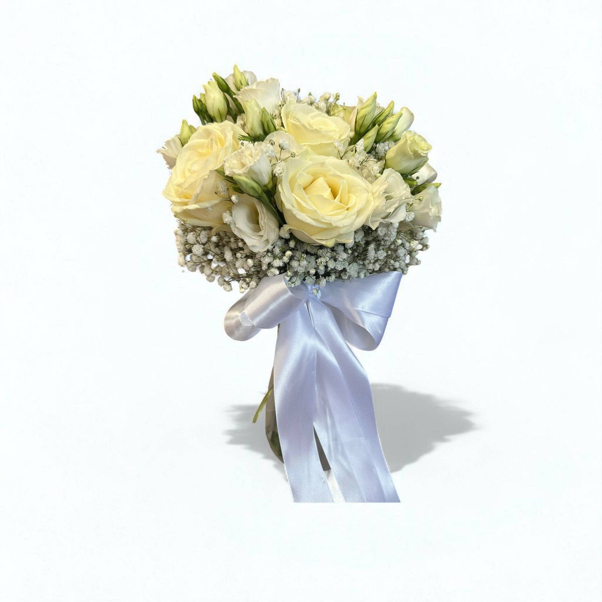 Buchet mireasă cu trandafiri albi, lisianthus și gypsophila