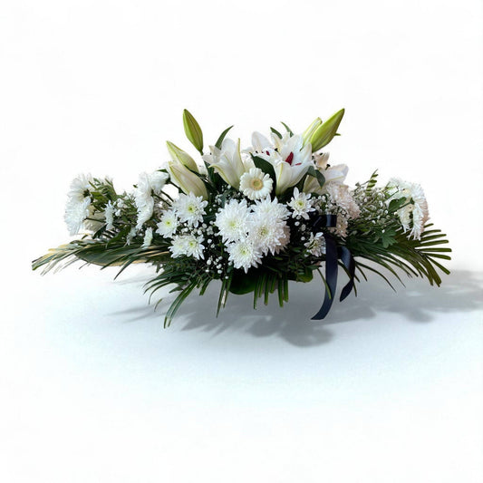 Aranjament funerar cu crini albi, crizanteme, gypsophila și trandafiri