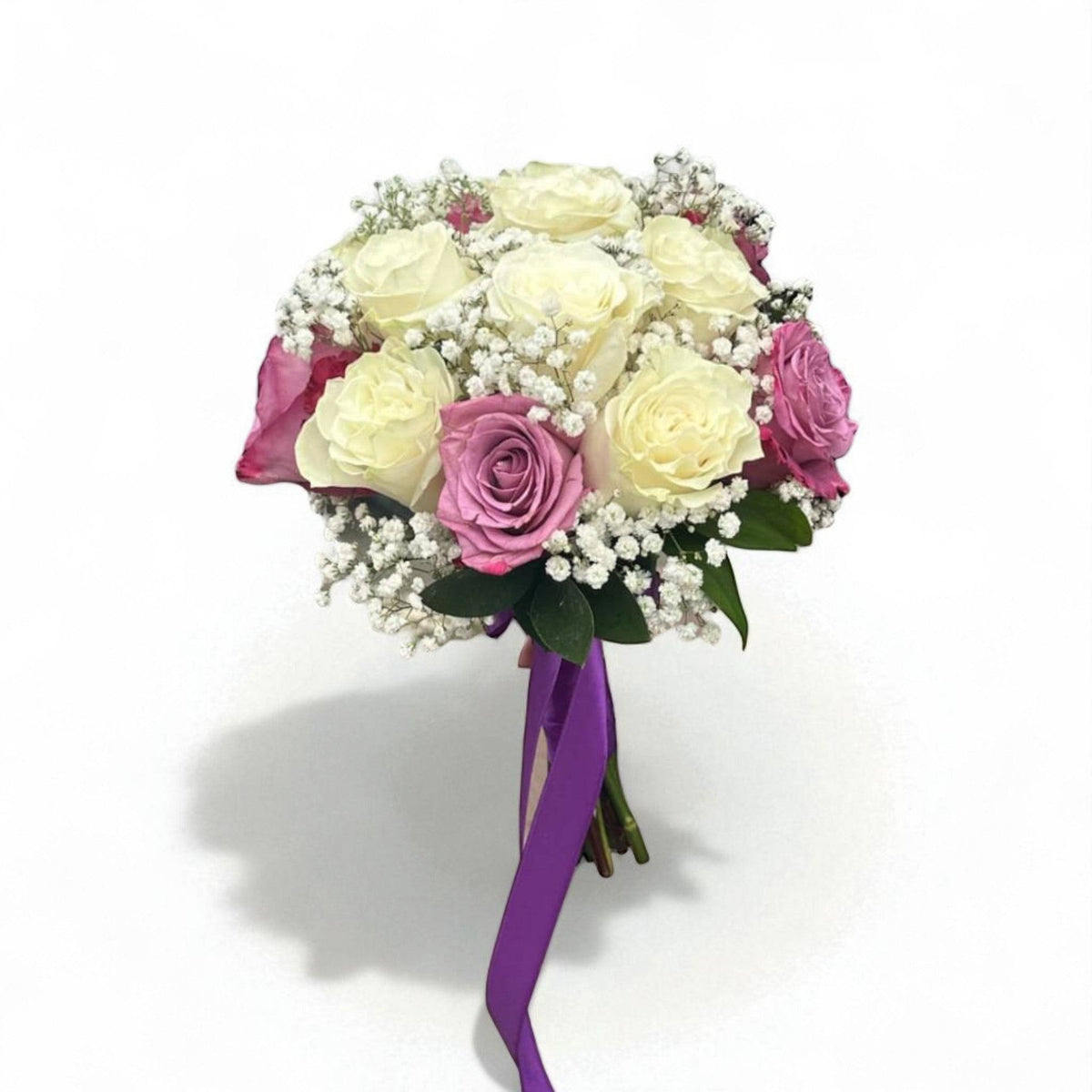 Buchet mireasă cu 15 trandafiri albi și mov și gypsophila – rafinament și contrast elegant
