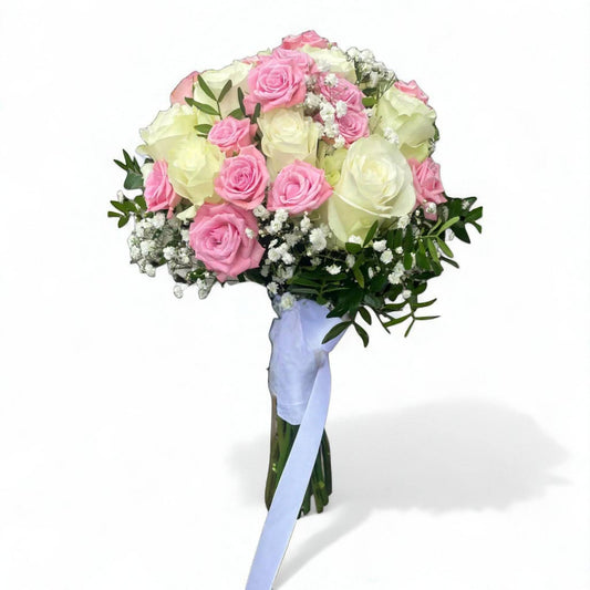 Buchet mireasă cu trandafiri albi, miniroze roz – eleganță romantică și prospețime naturală